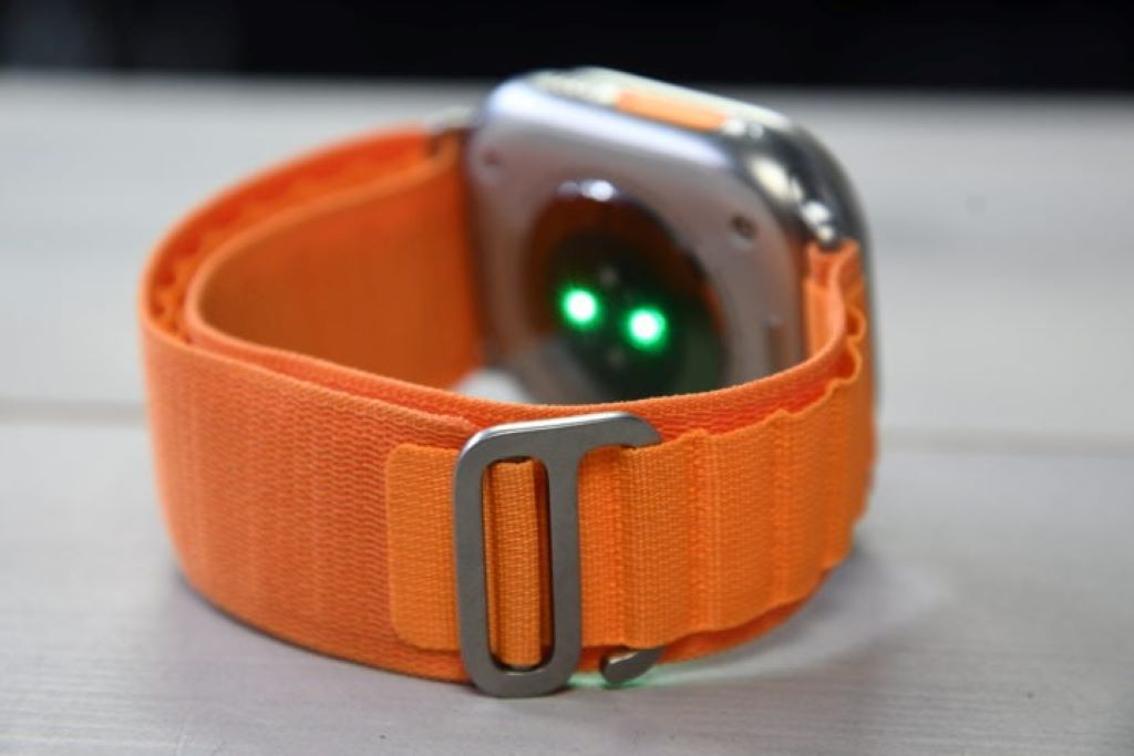 Is My Apple Watch Band Making My Wrist Stink? Material Matters